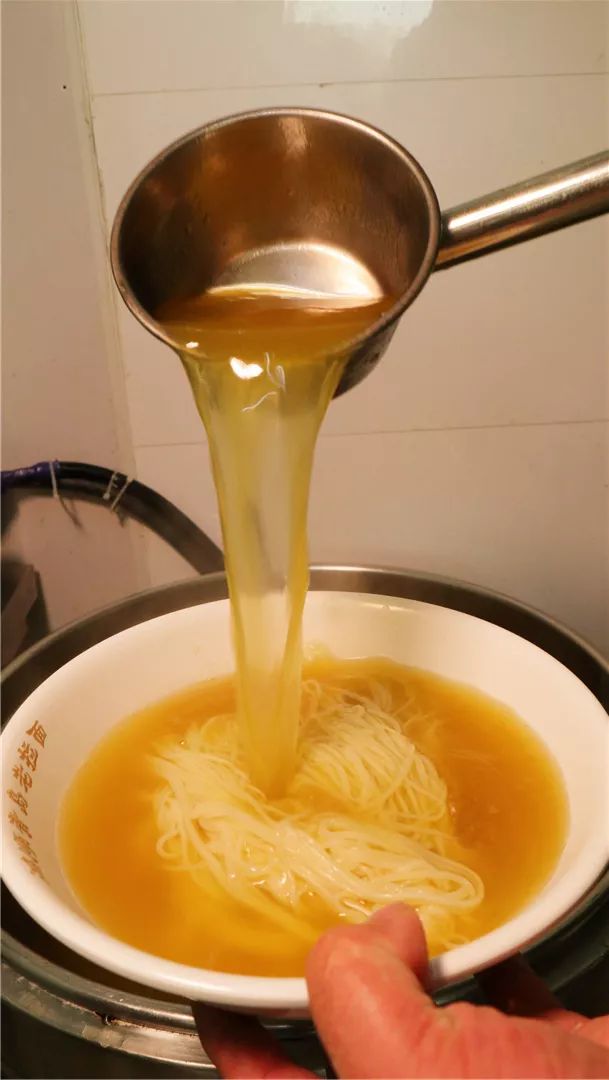 一千碗免费吃漳州路上新来的黄汤老拉面汤咸肉鲜人多营业到凌晨四点