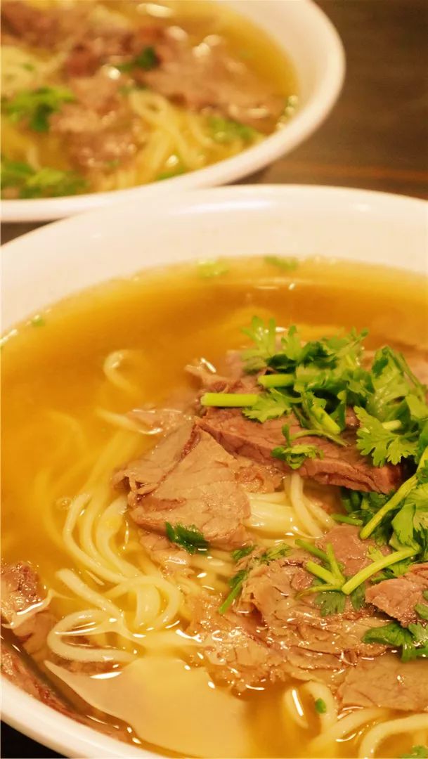 一千碗免费吃漳州路上新来的黄汤老拉面汤咸肉鲜人多营业到凌晨四点