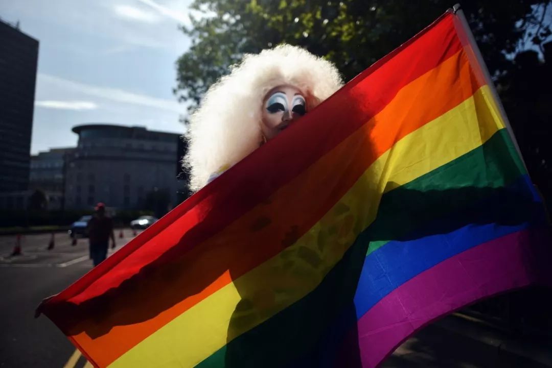 卡迪夫彩虹节20周年纪念 现场1万5000人参与游行