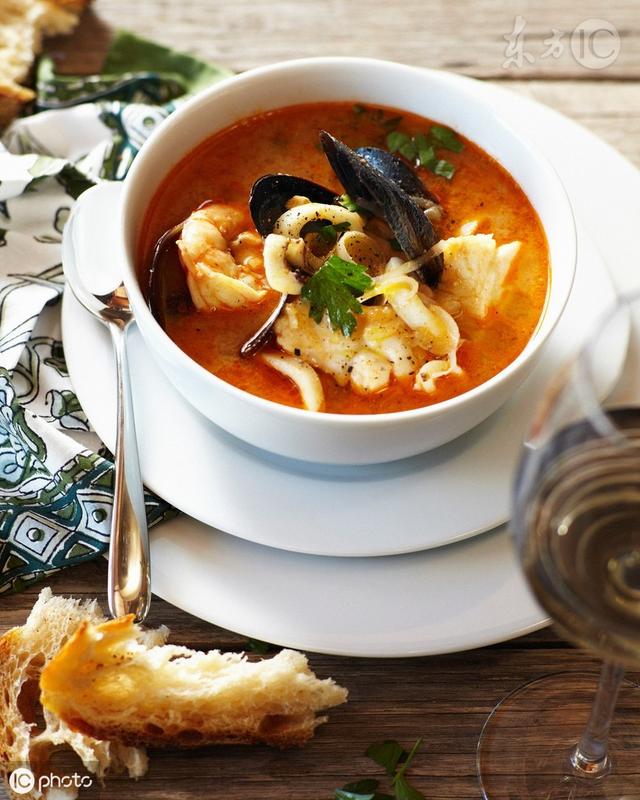 法国最出名的一碗鱼汤,马赛鱼汤,背后藏着一个"污污"的传说