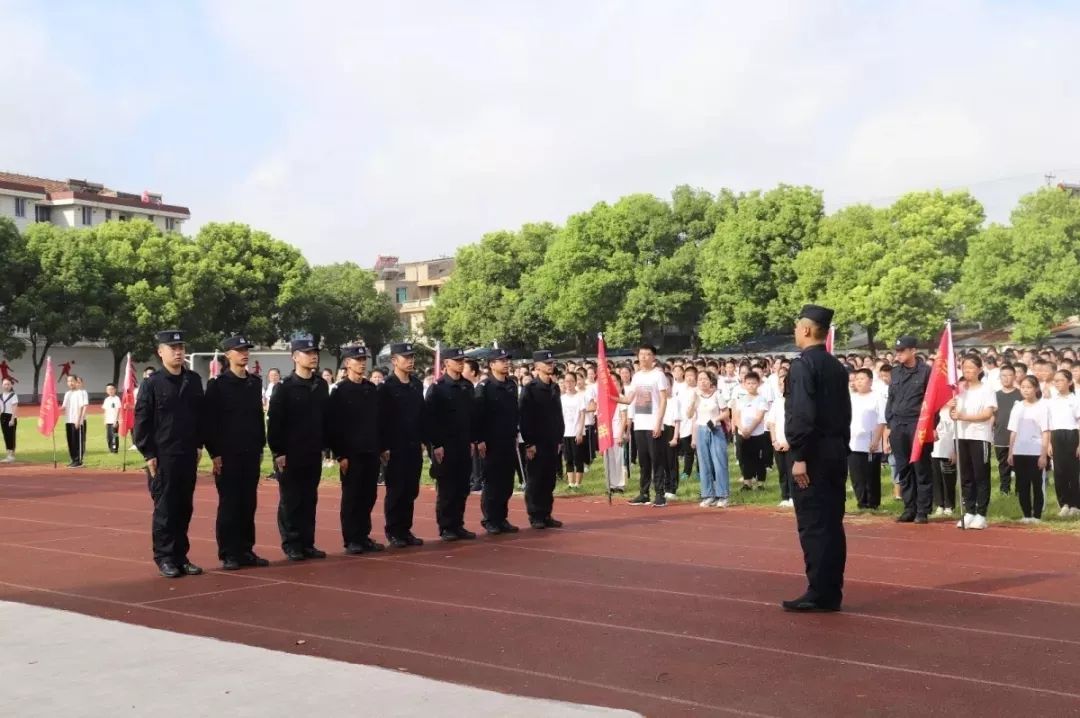 在张家港出入境边防检查站教官的带领下,港区初中新生昨天,炎炎烈日