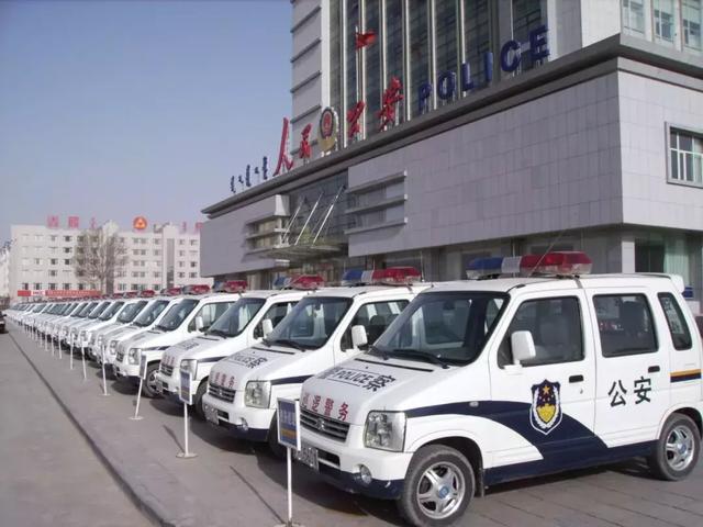 2005年7月,第一代45辆北斗星牌巡逻车正式"上岗",东胜率先在自治区
