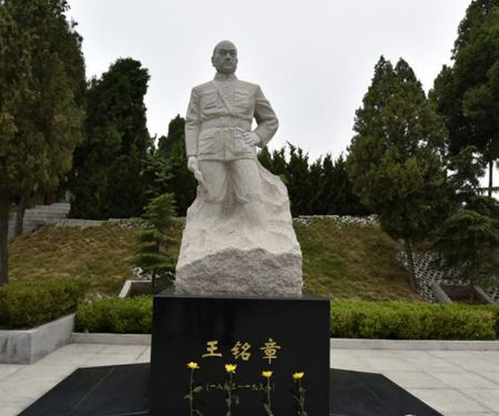 部下扶他,王铭章叫道:"不要管我,老子死在这里痛快!