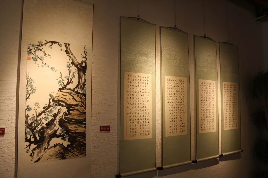 当代花鸟画家冯湘斌的梅花图,朱澄伟的青绿山水图,现代画家王葵的花鸟