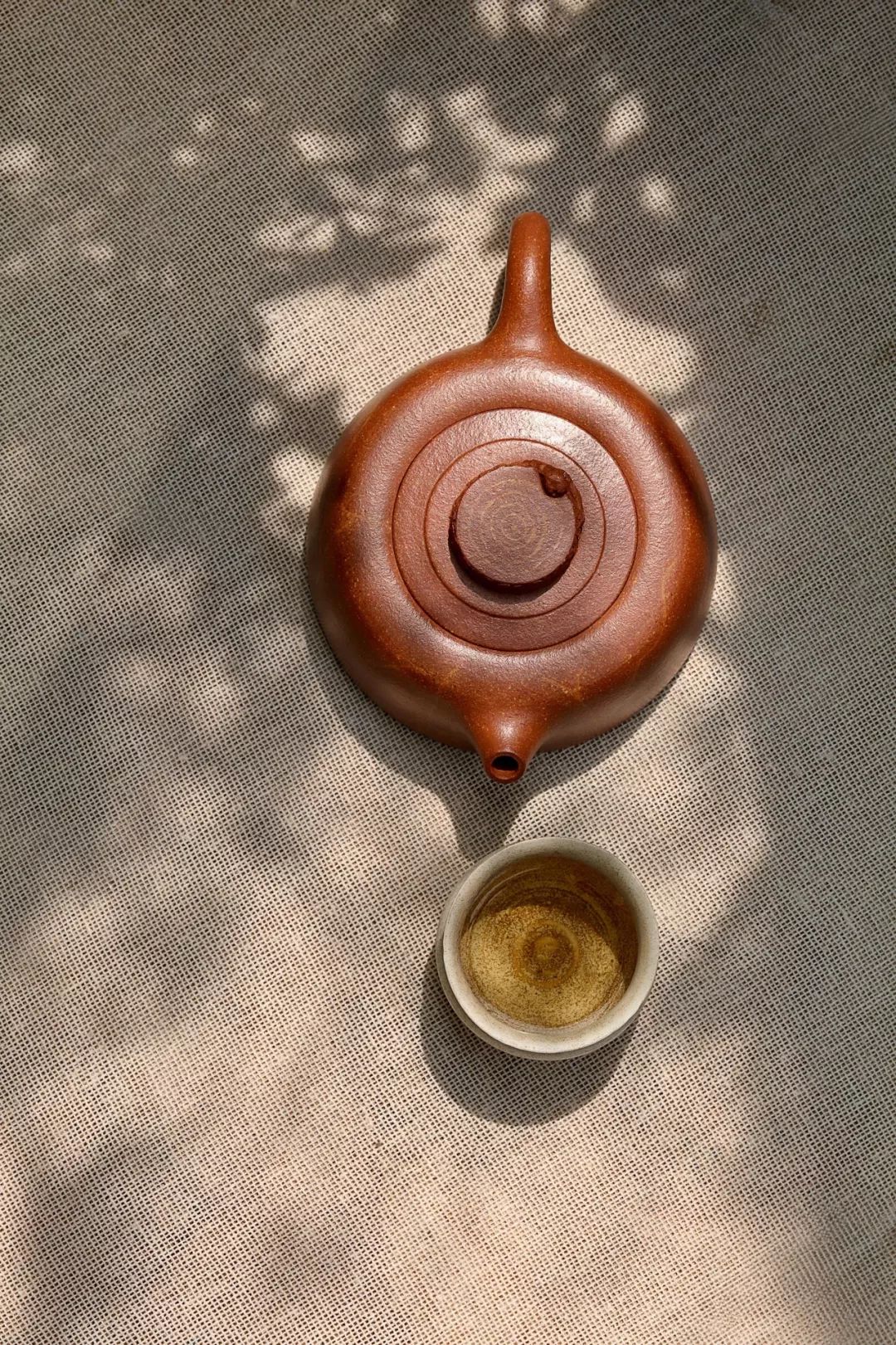 紫砂壶制作者张艺馨,传承吕派紫砂,精选原矿优质泥料,虚心摹古,制作了