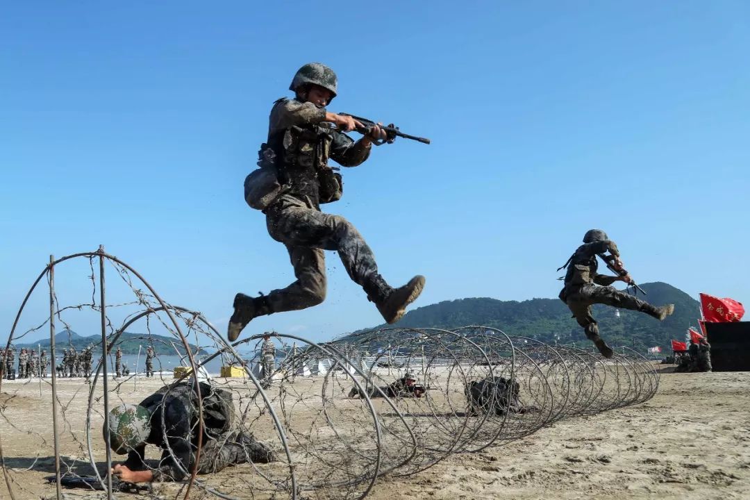 走带你去看海训上的兵哥哥