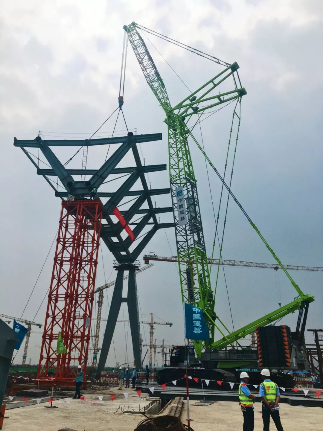 中联300吨履带吊显身手国家会展中心屋架钢构首吊成功