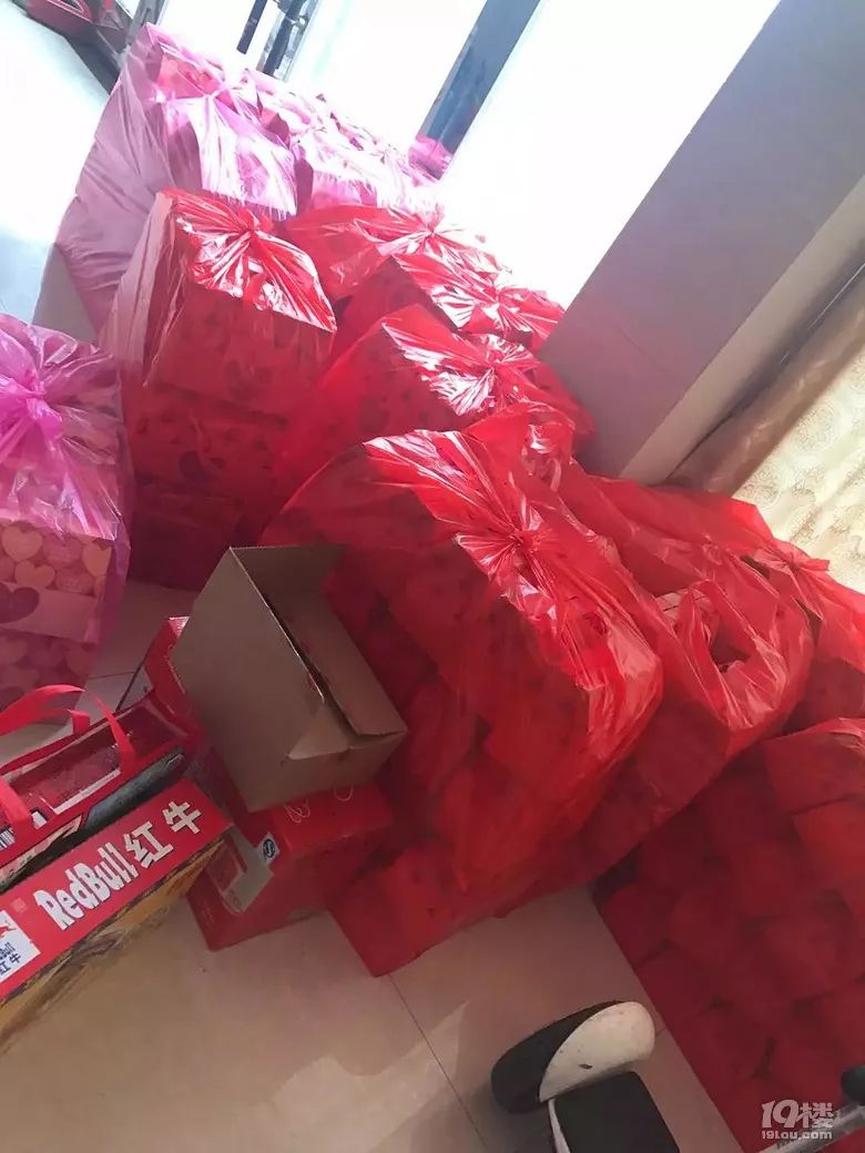 黄金红包扔满地浙江一宝宝的周岁宴堪比结婚摆酒网友壕无人性