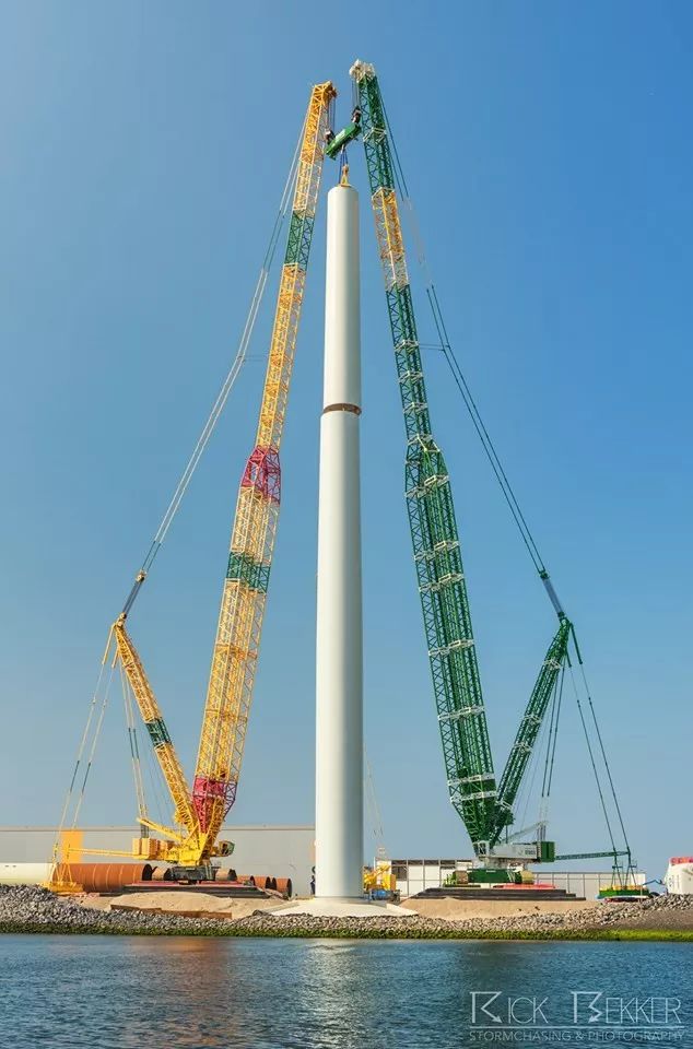 塔的最后一部分将由2台lr 11350 和一台cc 2800-1 共同完成.期待这个