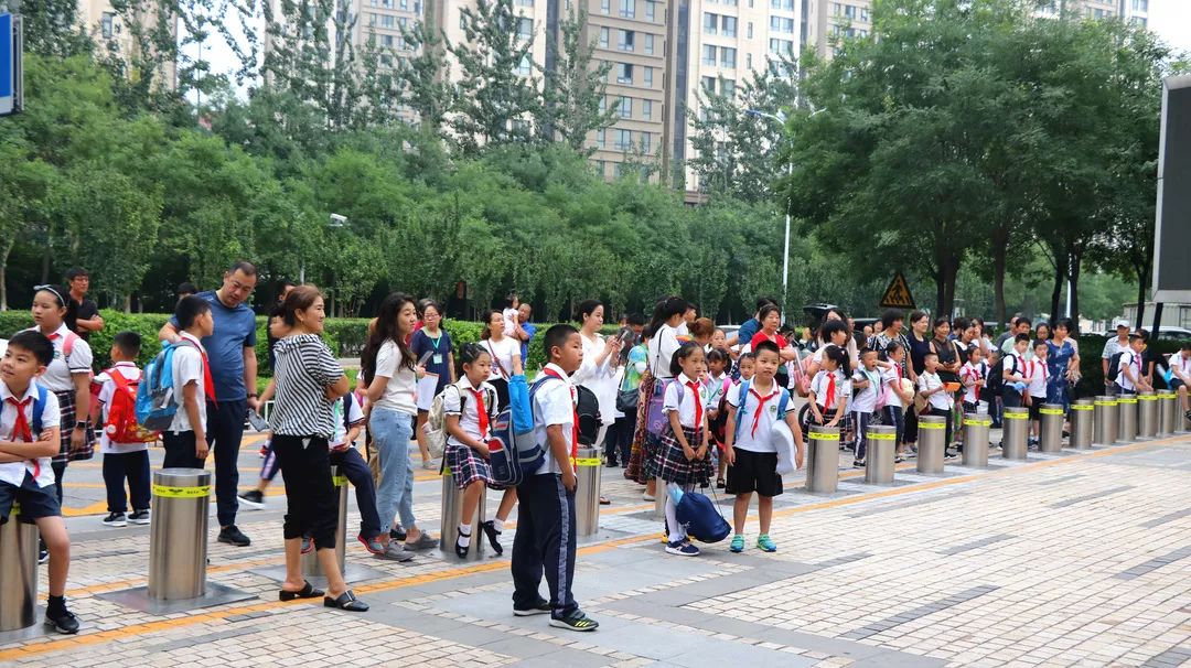开学第一天中新天津生态城学校门口竟然是这样的速来围观