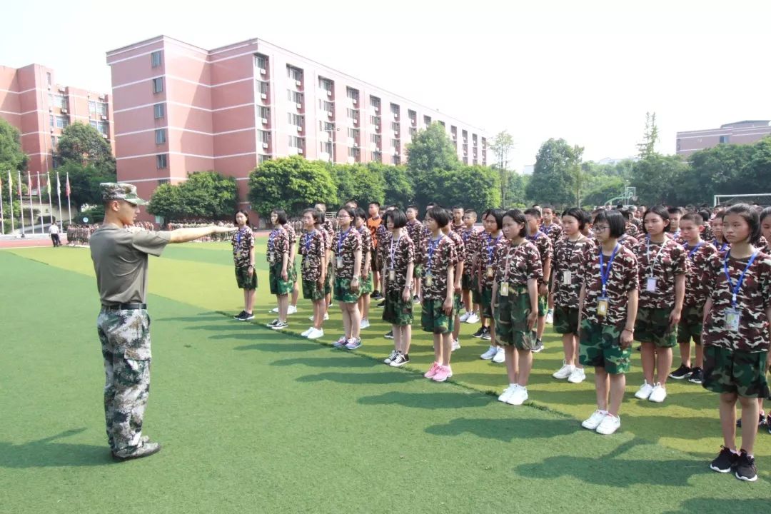 用激情点燃梦扬毅力成就辉煌泸二外2022届军训进行时一