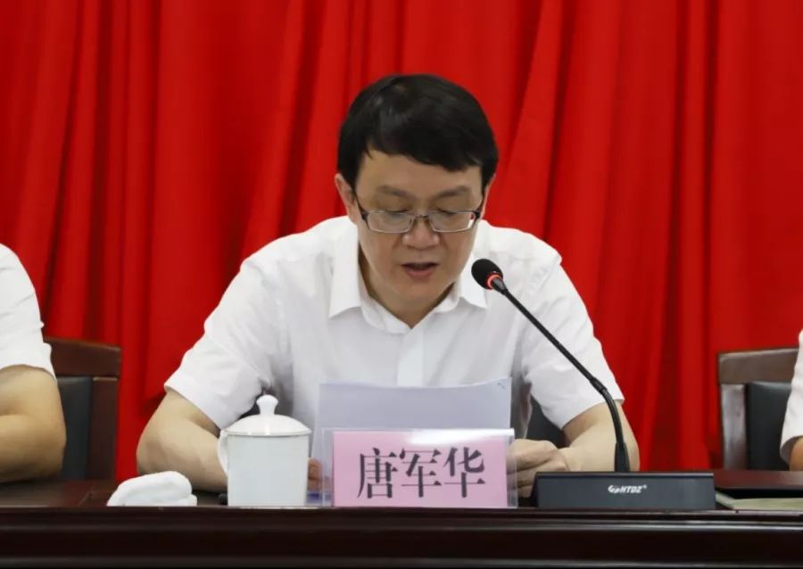 副区长宣读省政府《关于同意宁波市奉化区部分行政区划调整的批复》