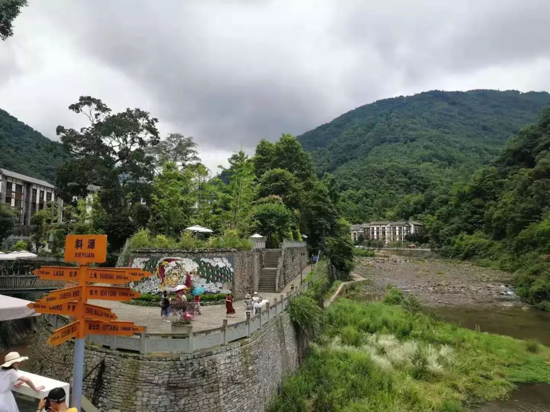 斜源鎮位於成都市大邑縣西北約二十多公里處,緊鄰花水灣鎮,背靠西嶺