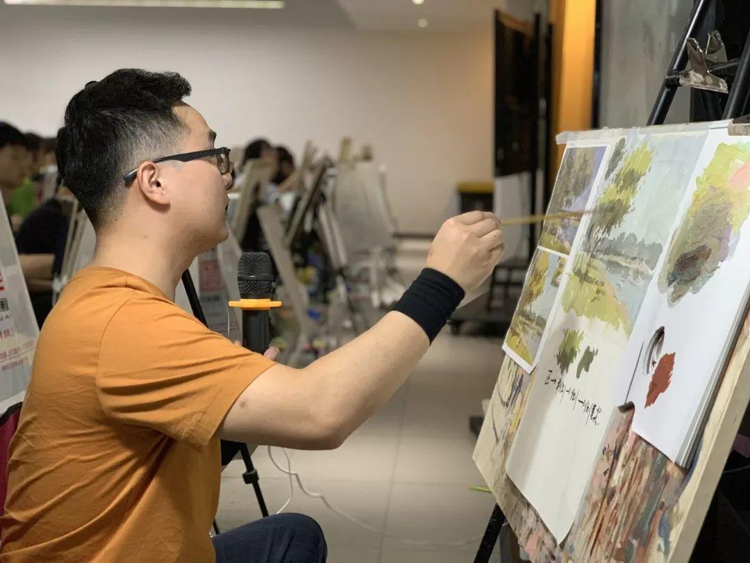 同屏播放△易老师的色彩课堂△高超的技术之下,是他对绘画的热情△将