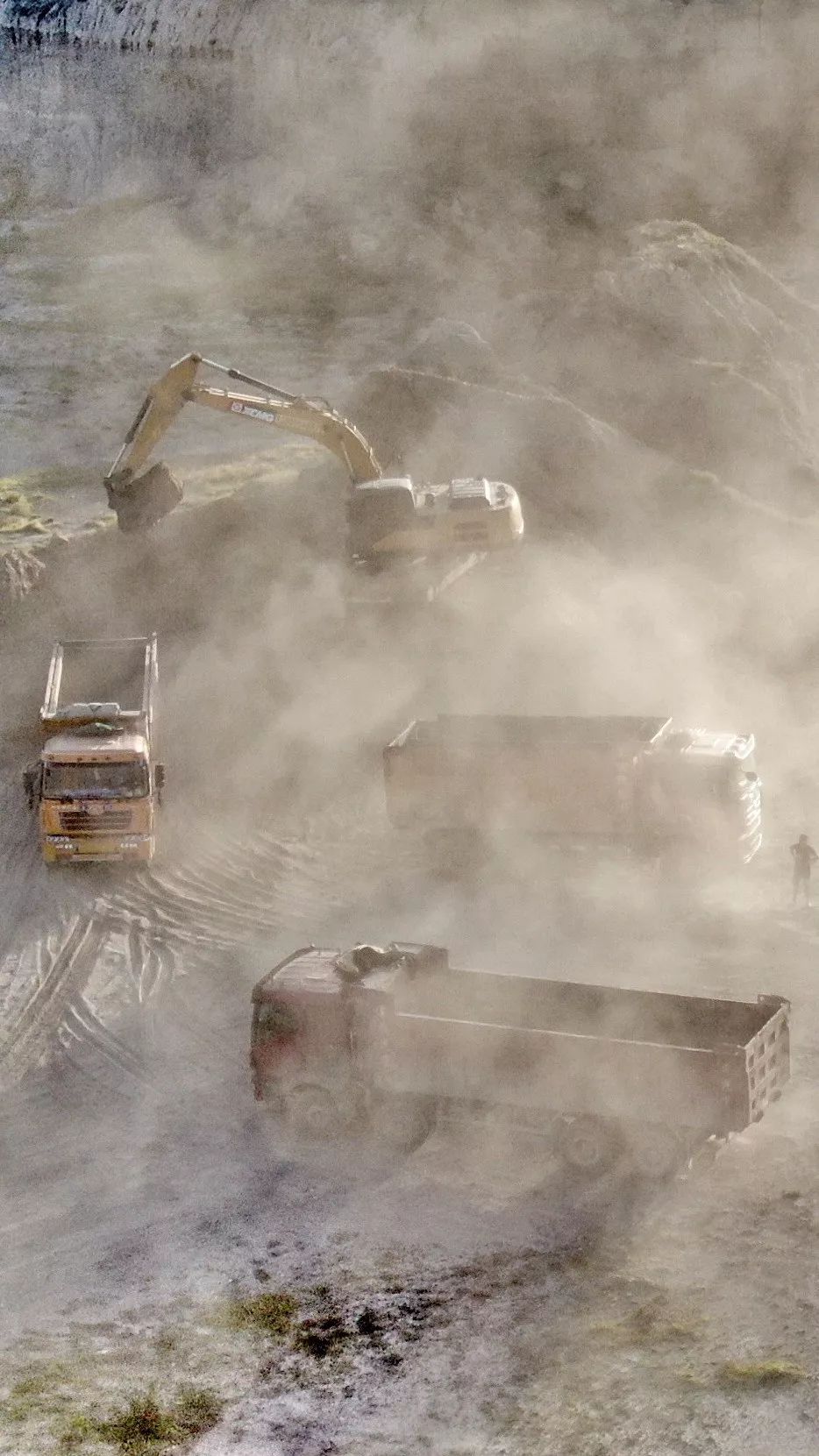 宁夏某石料厂灰尘遮天负责人为了保障重点工程