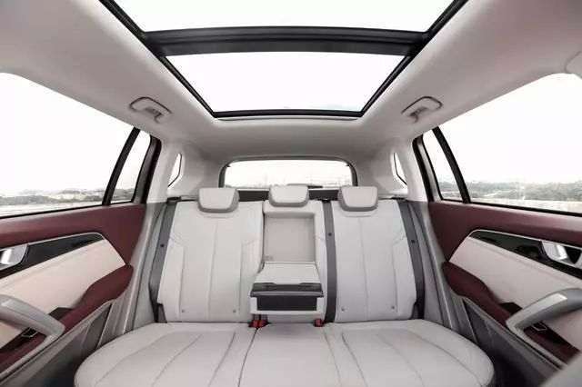 不仅是丰富而且越级的配置,新宝骏rs-5在做工用料和空间上,也达到了