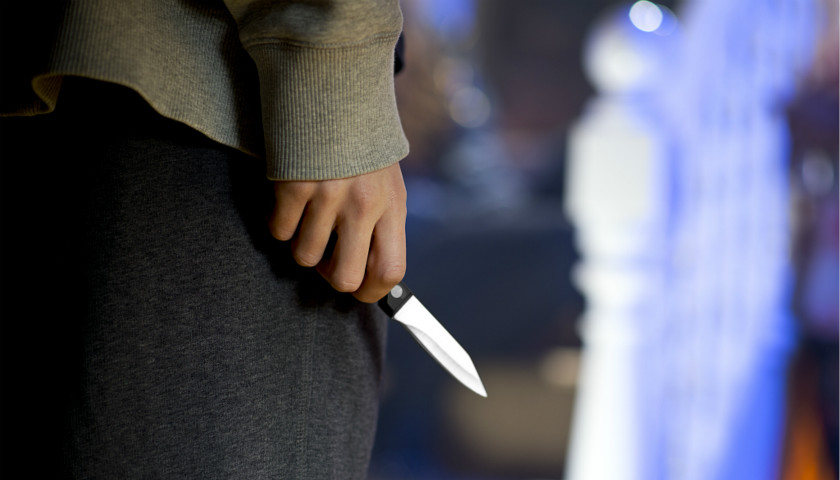 男子持刀砸门遭90后退伍女兵反杀算正当防卫吗