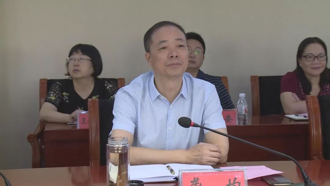 中国工商银行重庆分行行长刘亚干,县长龚均,副县长陈寒冰参加开业座谈