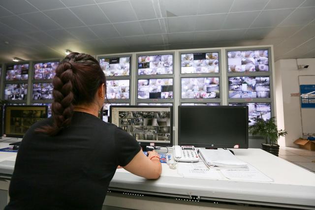 花果园消防监控室:远程"电子鼻" 能嗅"油烟味"