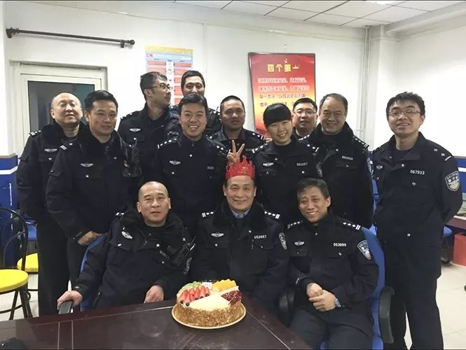 王文斌(第一排中间)同志在公益西桥站所过生日"王师傅走前一天中午