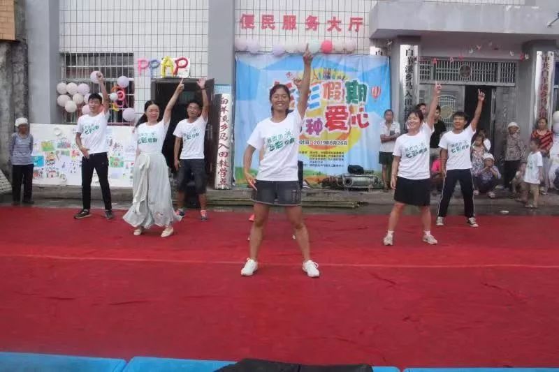 关注留守儿童共渡七彩假期泸溪县马入田村结业汇演