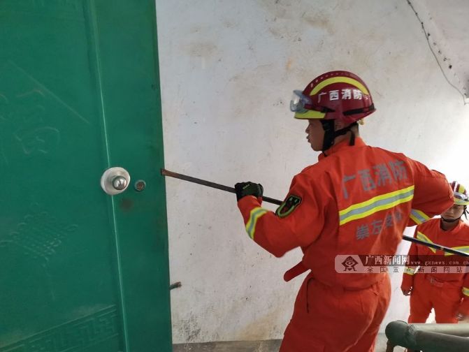 宁明一瘫痪独居男子在家摔倒 消防员破门救援