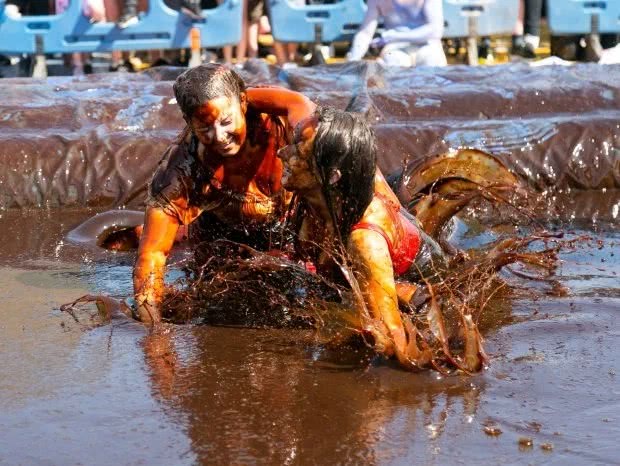原创英国肉汁摔跤比赛美女肉汁中肉搏大呼过瘾