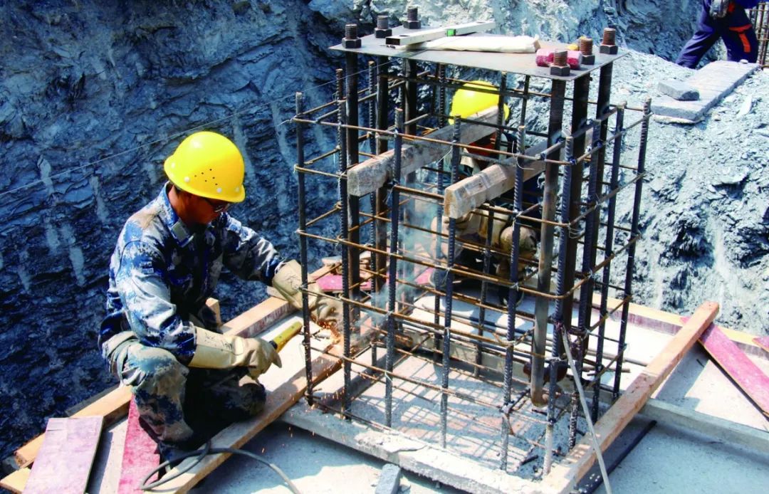 17米高的屋顶上吊着拧螺丝