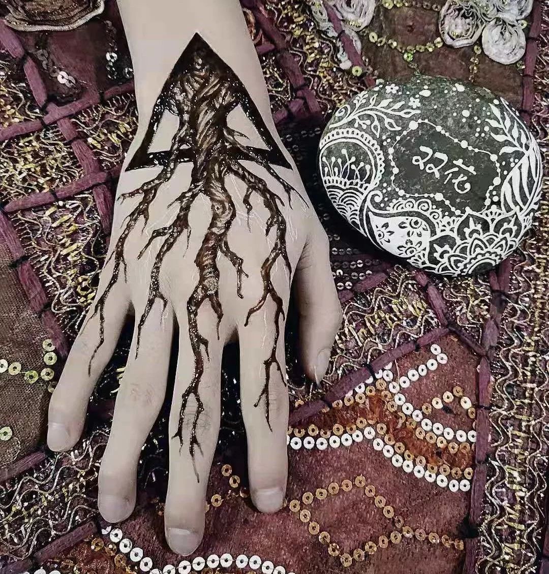 专访海娜手绘师 | 她讲了6个故事,有一个虐了狗