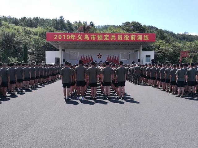 烈日下站立25分钟,14人"晒晕",义乌421名预定新兵提前体验军营生活