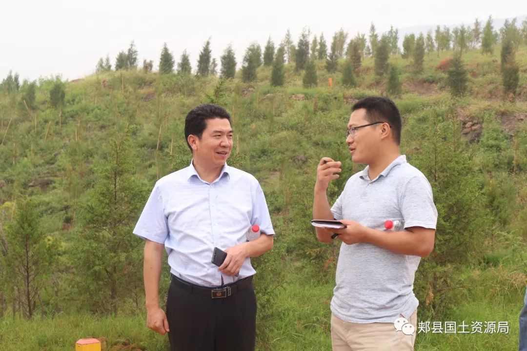 新华社记者到我县采访矿山修复治理工作