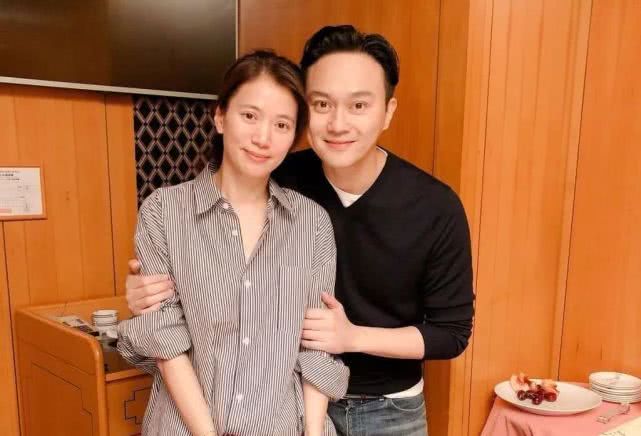 张智霖袁咏仪夫妇罕见床上直播袁咏仪为老公唱生日歌素颜超美