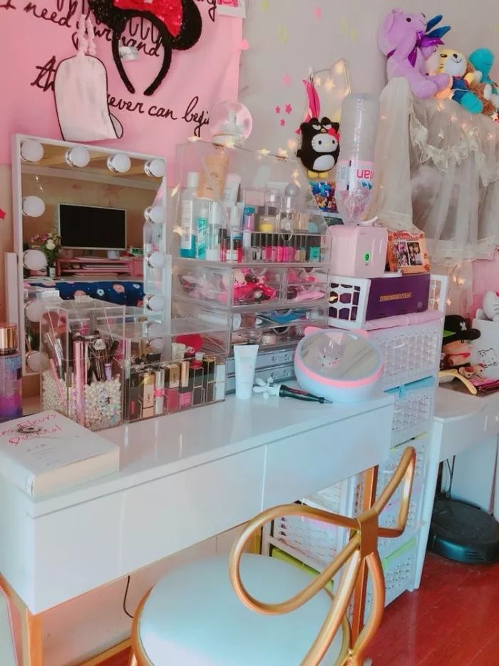 想象一下自己的梳妆台放着满满当当的化妆品,各种颜色,包装,质地的