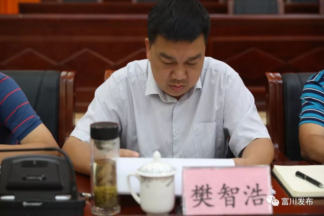 县委副书记王耀金主持会议县委书记陈华就推进我县脱贫攻坚反馈问题