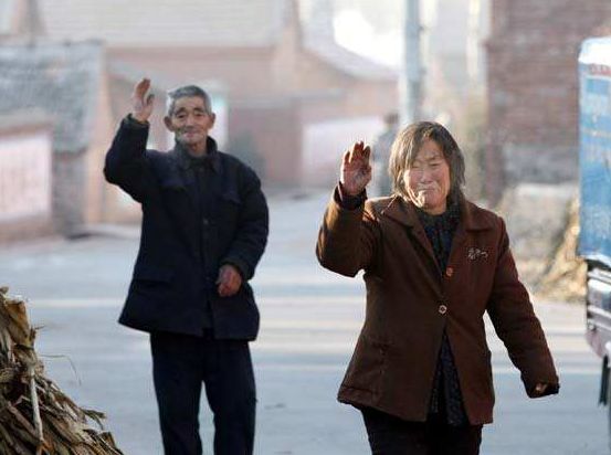 所谓父母子女一场就是不断地目送他的背影渐行渐远