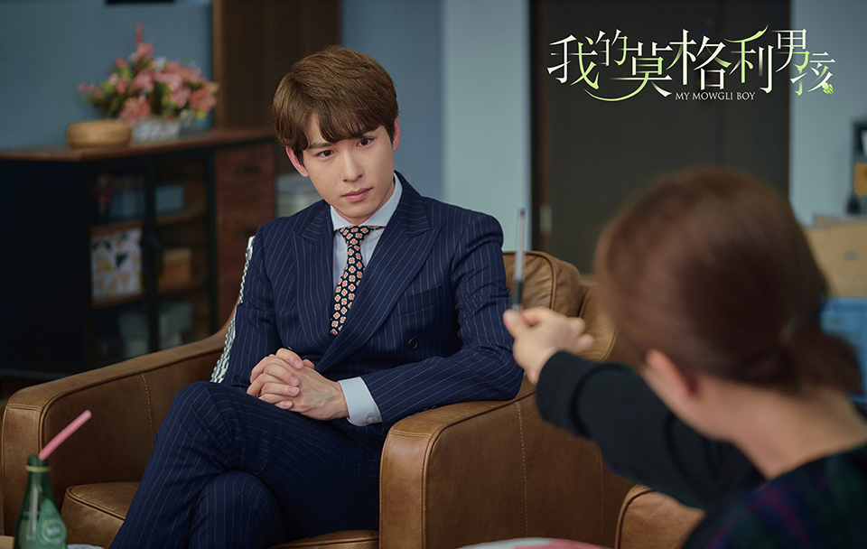 吴昊泽西装上身打造制服诱惑 精英感max从片方曝出的剧照来看,吴昊泽