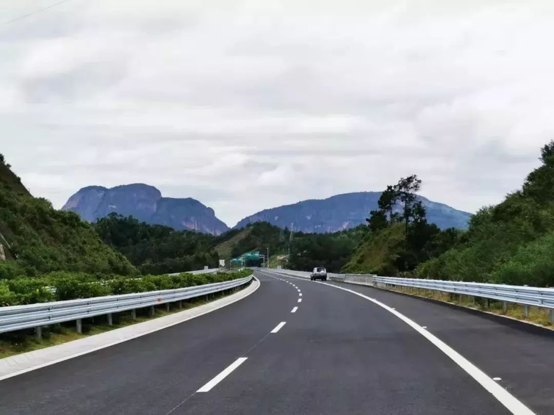 先睹为快记者体验梅平高速公路全程