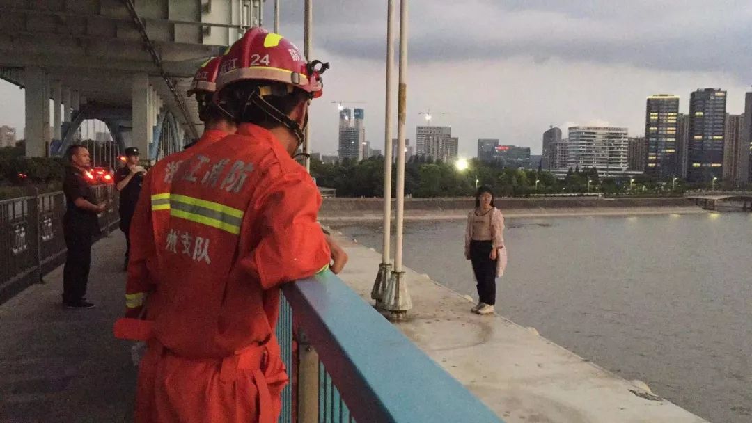 连续两晚要跳钱塘江!消防员刚刚飞扑救下她,第二天竟然又想不开了