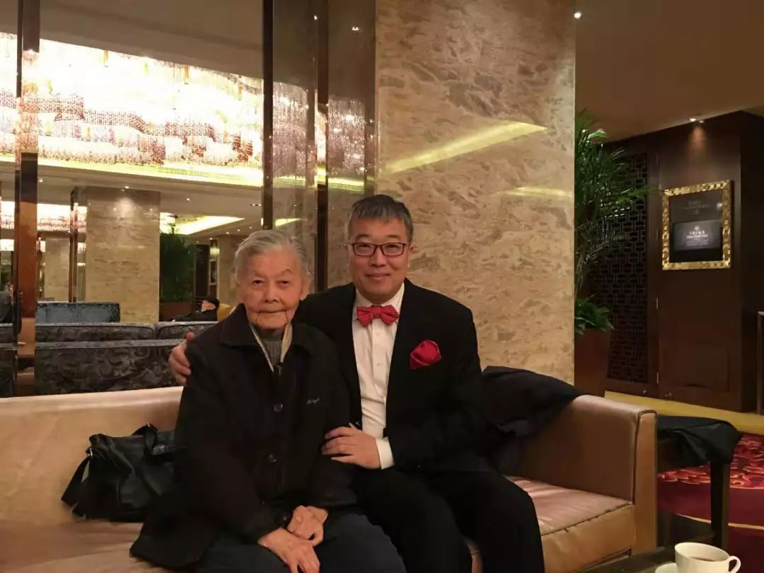 曾经与柳鸣九,郝运,王振孙等众多翻译家"以书会友",是