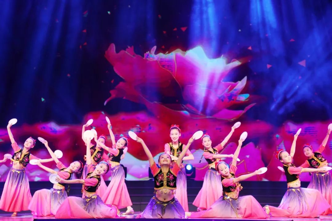 随着海之星舞蹈学校师生共舞的《爱我中华》节目造型结束,海之星舞蹈