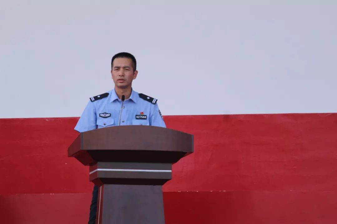鲁伟明校长则代表全体师生向承担此次军训任务的余姚市公安局巡特警