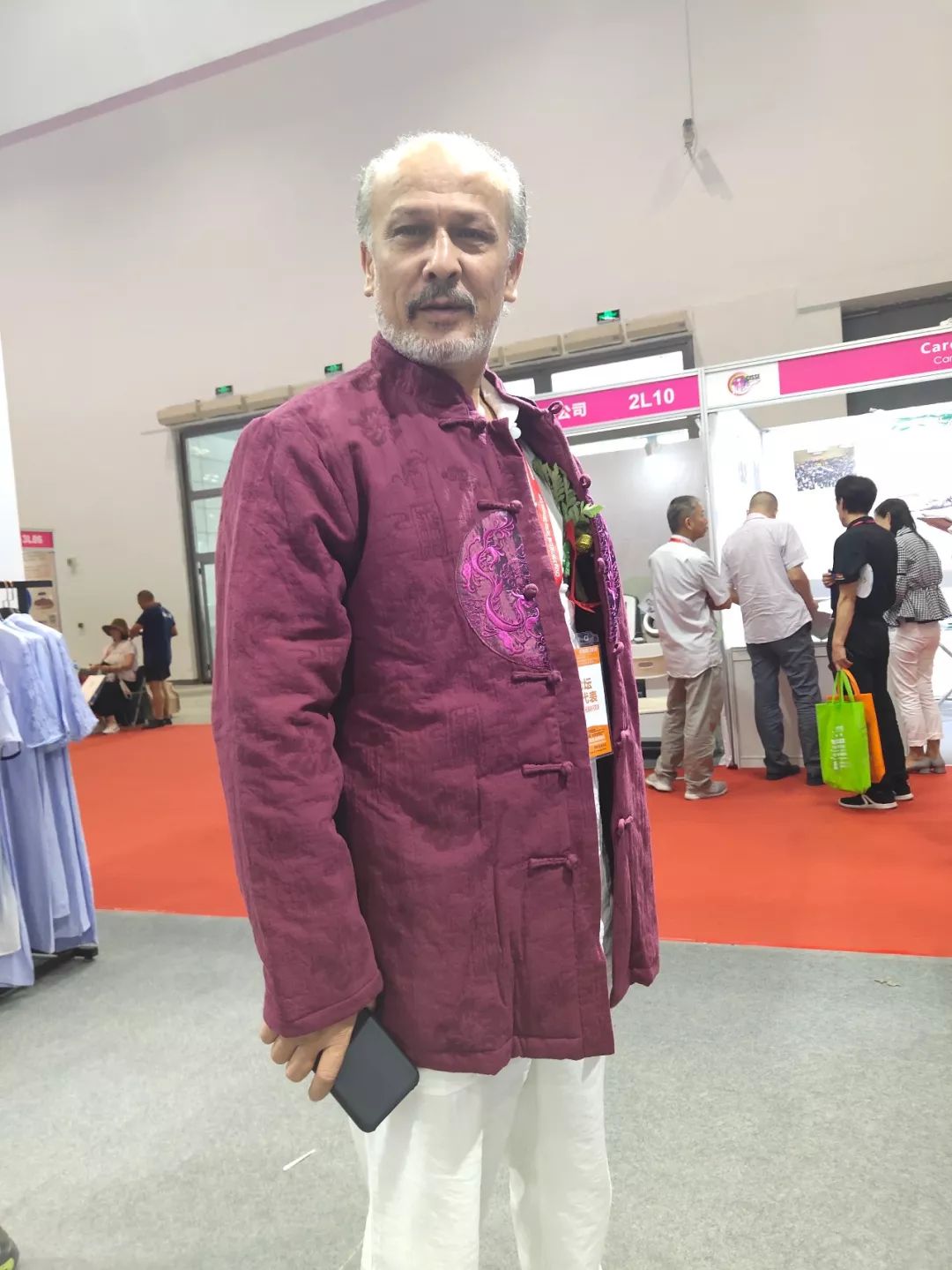 曾在电视剧《善行天下—白求恩》中扮演白求恩的艾尼瓦尔·买买提先生