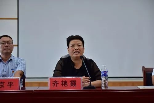仪式上悦庄镇党委委员齐艳霞,沂源四中校长江兆旺,班主任代表张宗和