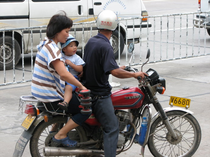 从事摩的行业的大多是60后,70后,他们普遍学历不高,没有技能,没有资本