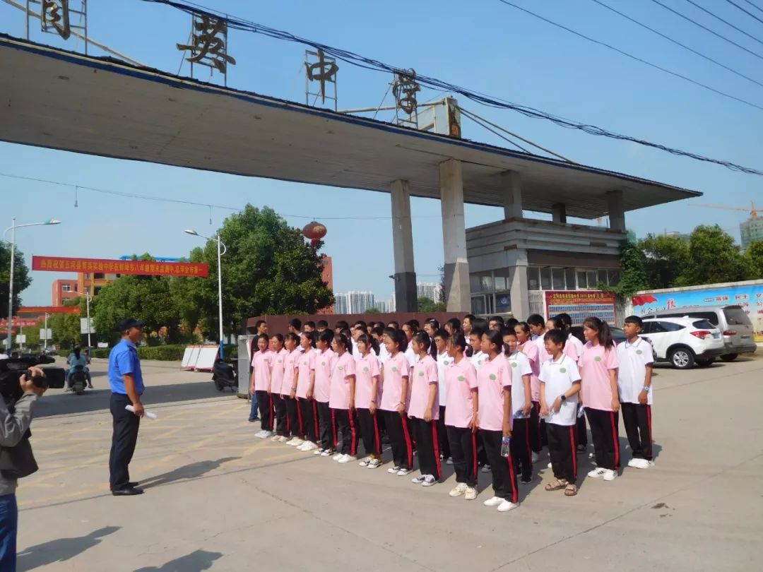 城市管理局邀請五河縣育英中學初一師生53人在新學期開學之際走進城管