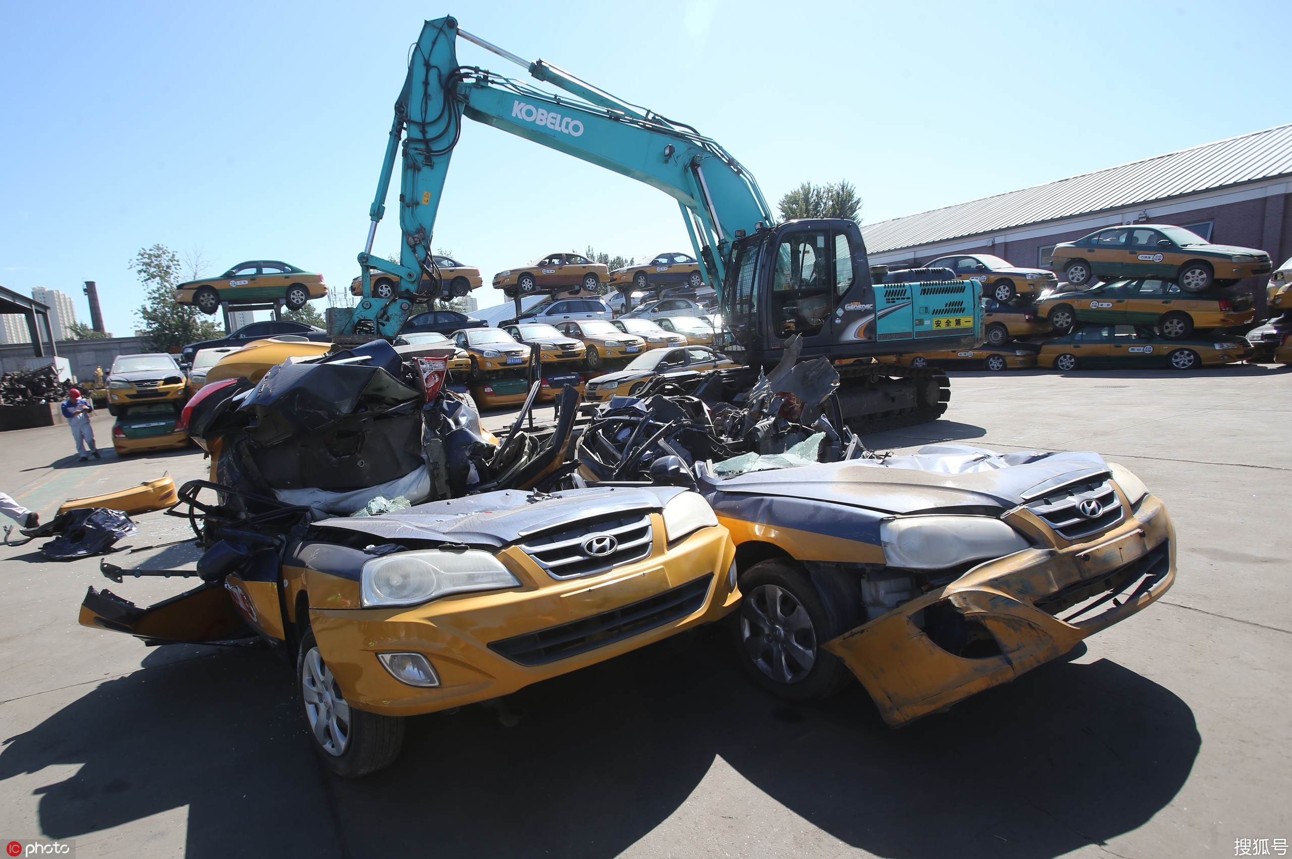 北京集中销毁180辆"克隆出租车"