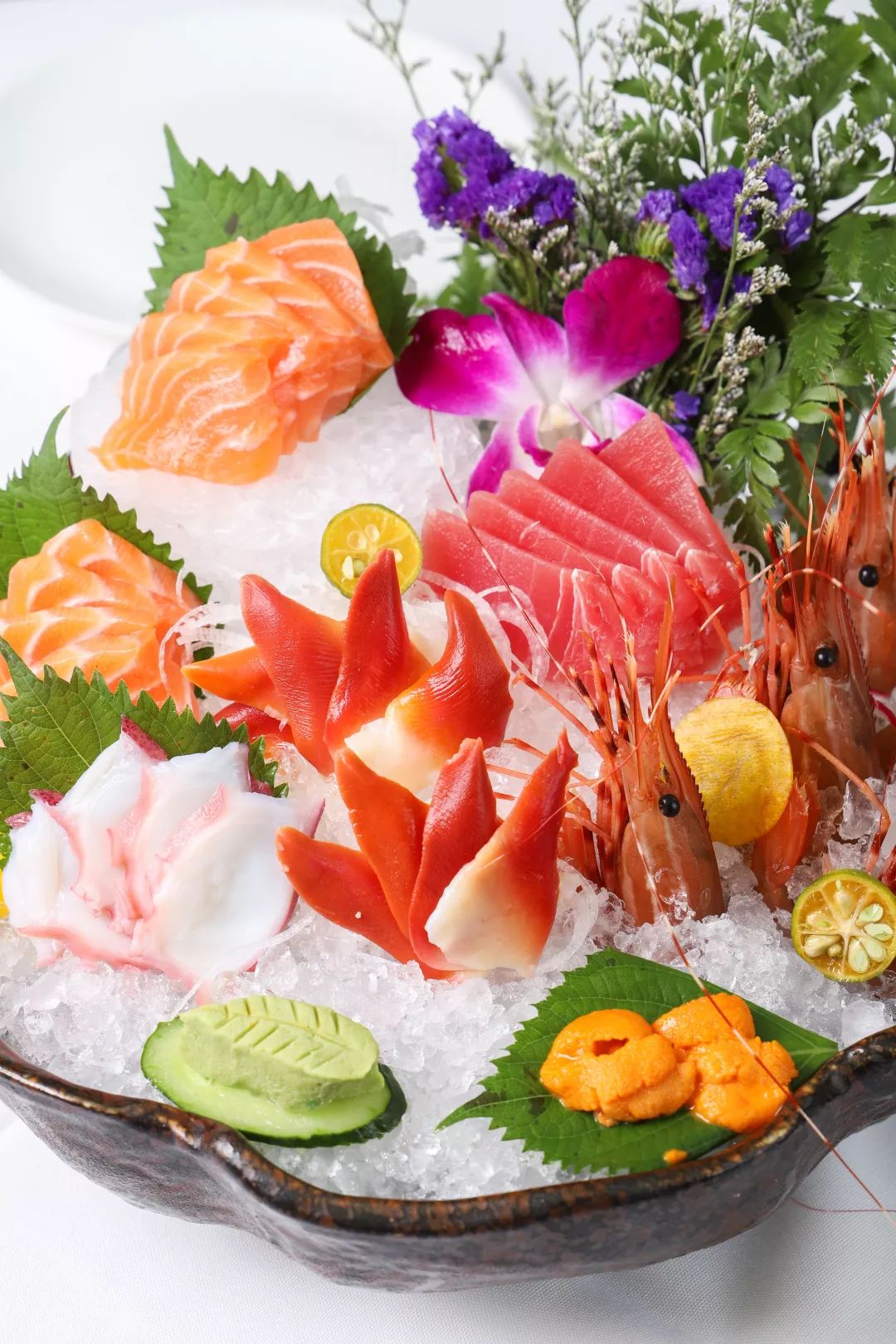 sea food海胆,三文鱼,牡丹虾,北极贝,章鱼等等, 配上酱油芥末分分钟鲜