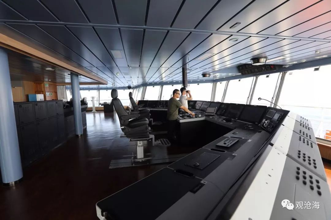 驾驶台在驾驶台后方,是"雪龙2"号的动力定位操作台.