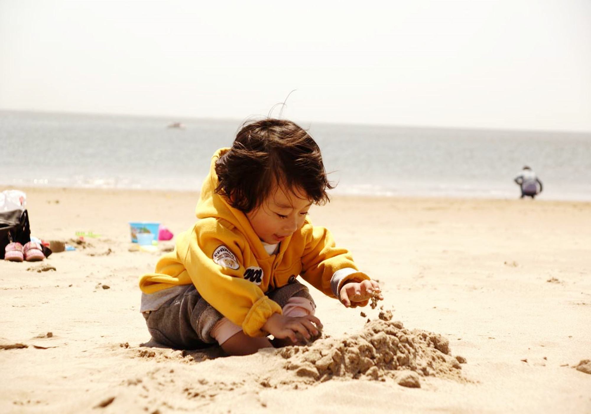 宝宝对沙子无喜感,全程不愿沾脚,网友笑称:这娃肯定被沙子烫过