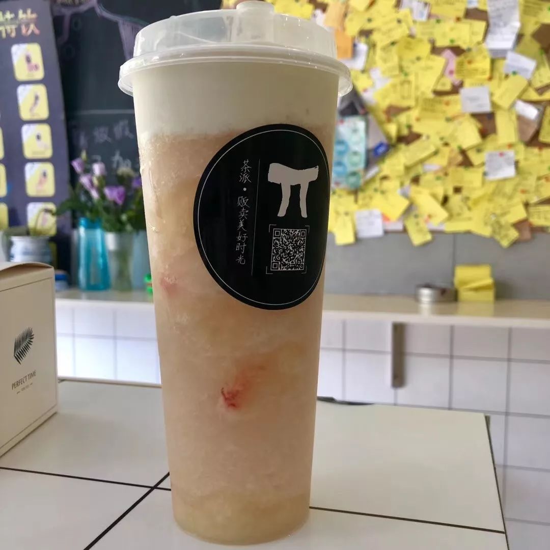 桃子脏脏杯新鲜的小台芒打成泥状,加入店主制作的芒果果酱,芒果肉香